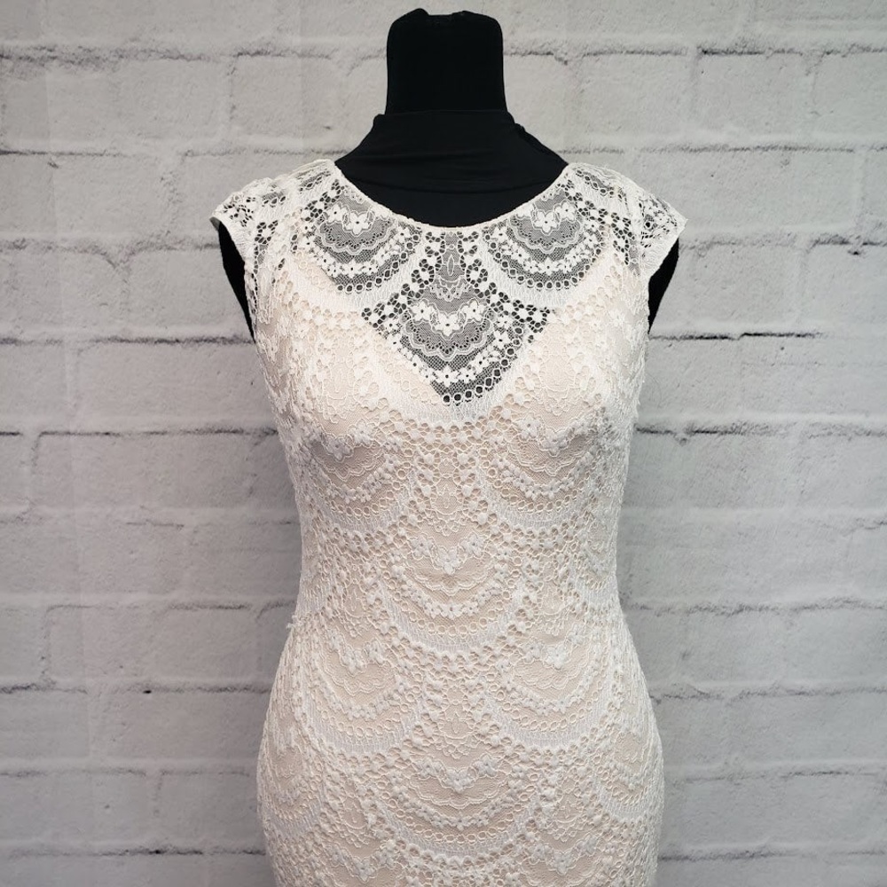 NWOT Designer Lace Wedding Gown - Picture 3 of 4